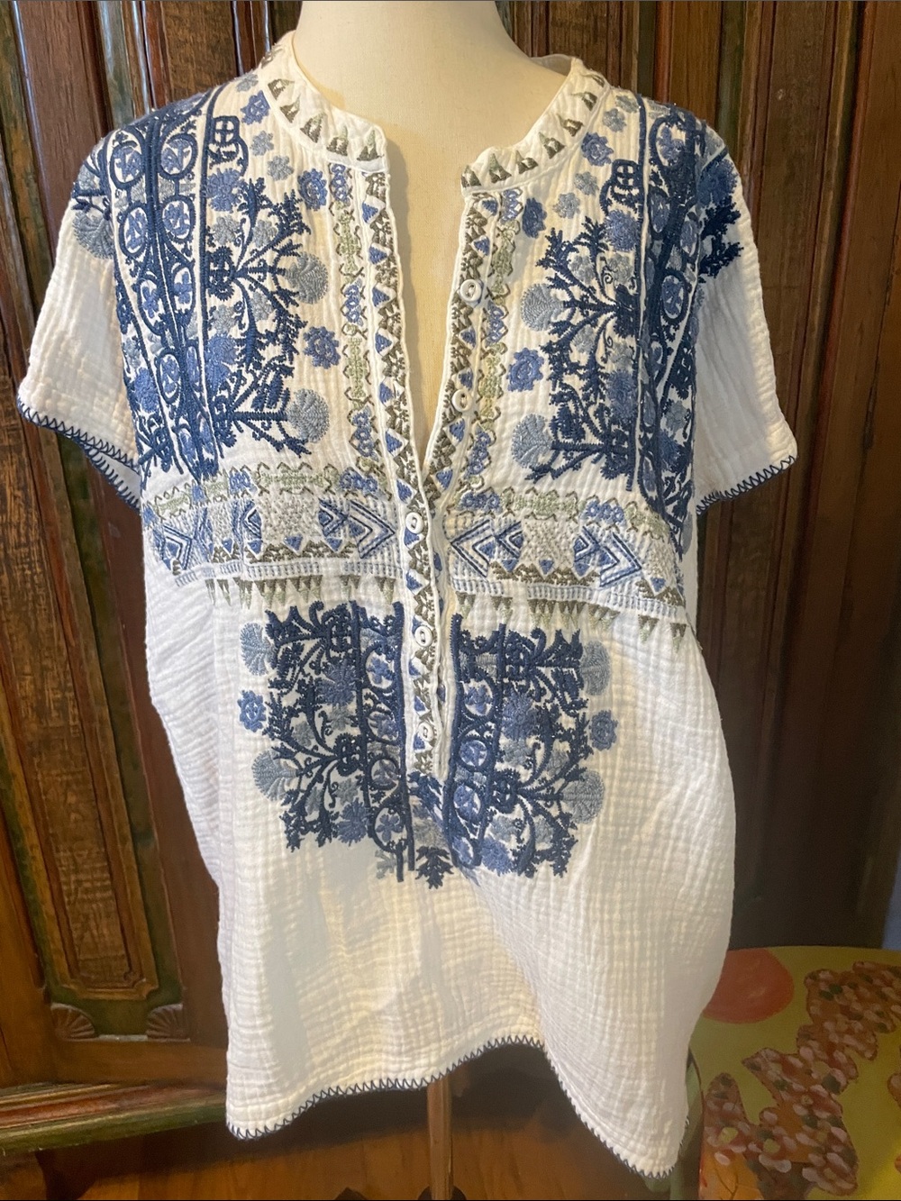 Johnny Was White Cotton Embroidered Short-Sleeve Women’s Top with Blue Pattern